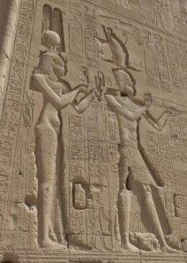 Relieves de Cleopatra y su hijo, por Julio César en el Templo de Dendera.