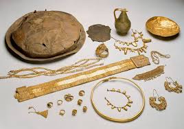 Piezas de oro halladas en La Aliseda, Cáceres pertenecientes a un ajuar funerario del ámbito tartésico.