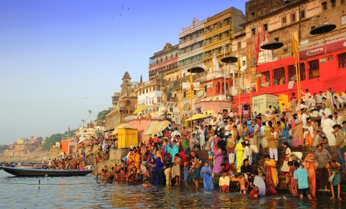 Miles de personas acuden a la ciudad de Varanasi para bañarse en las aguas sagradas del Ganges