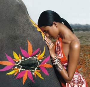 mujer hindú con elefante